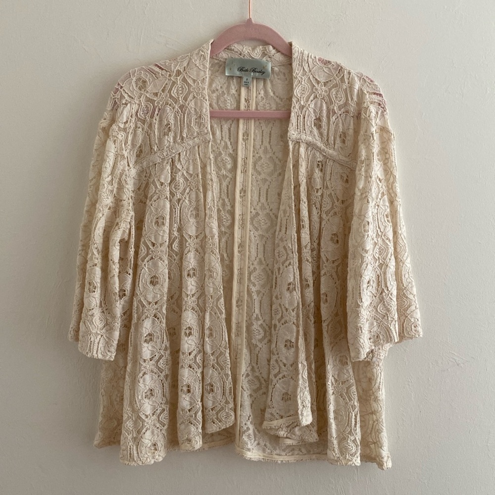 NWOT lace shrug or cardigan without buttons size small